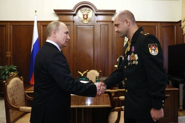 Путин выразил поддержку бойцу, замешанному в инциденте после награждения